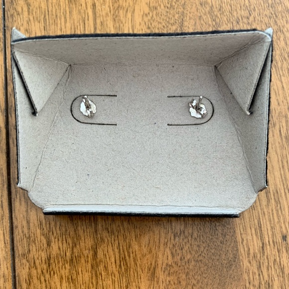 White gold and diamond stud earrings NWOT - Picture 4 of 4